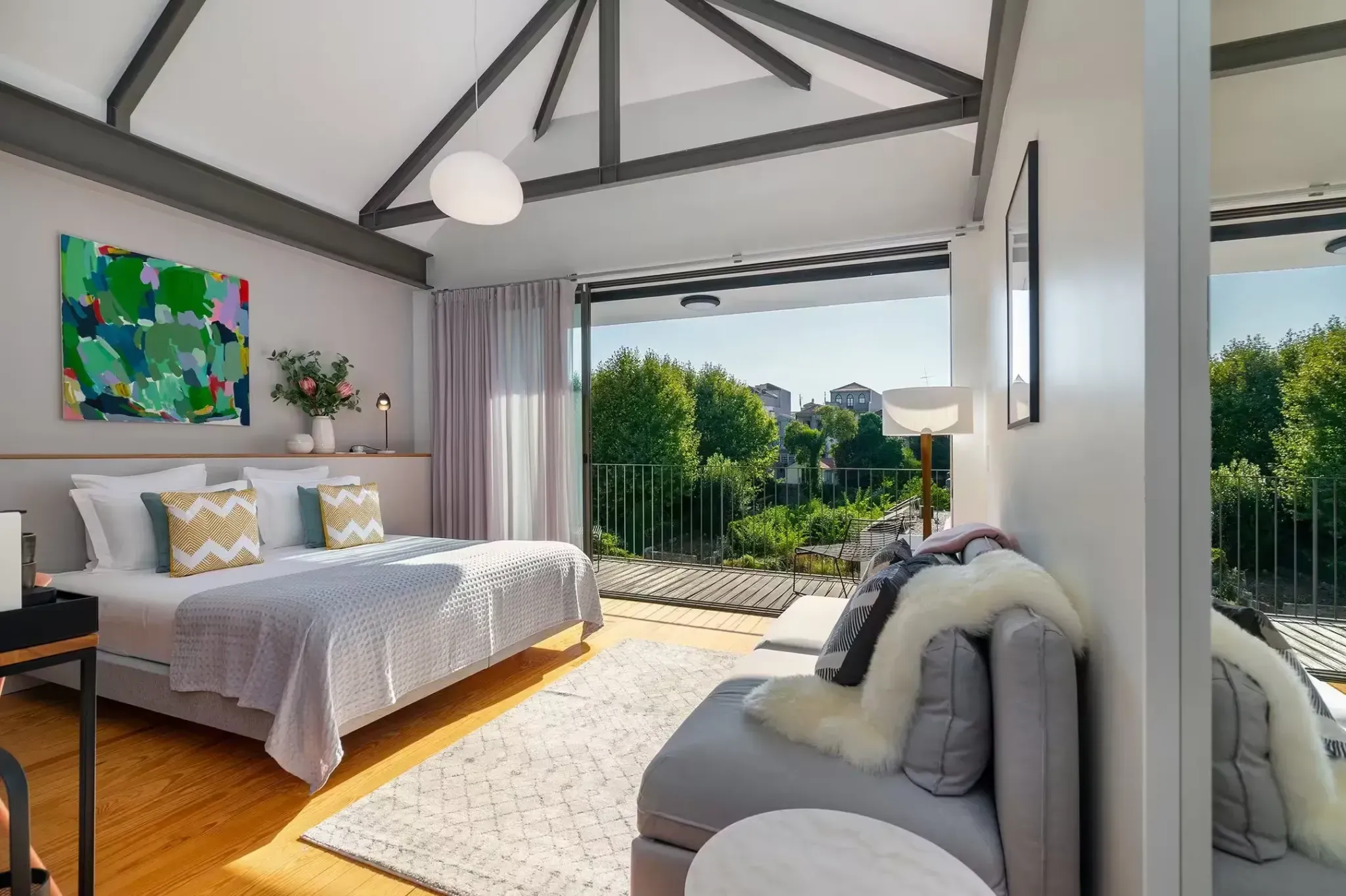 Canto de Luz garden retreat room in Porto with a private terrace opening onto trees